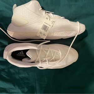 NEW- basketball shoes